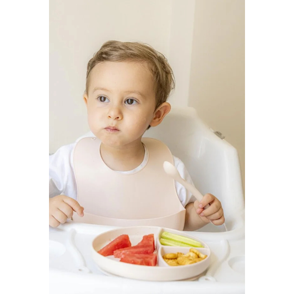 Krem Rengi 3’lü Silikon Yemek Seti – Önlük + Diş Kaşıyıcılı Kaşık + Vakumlu Tabak - 4